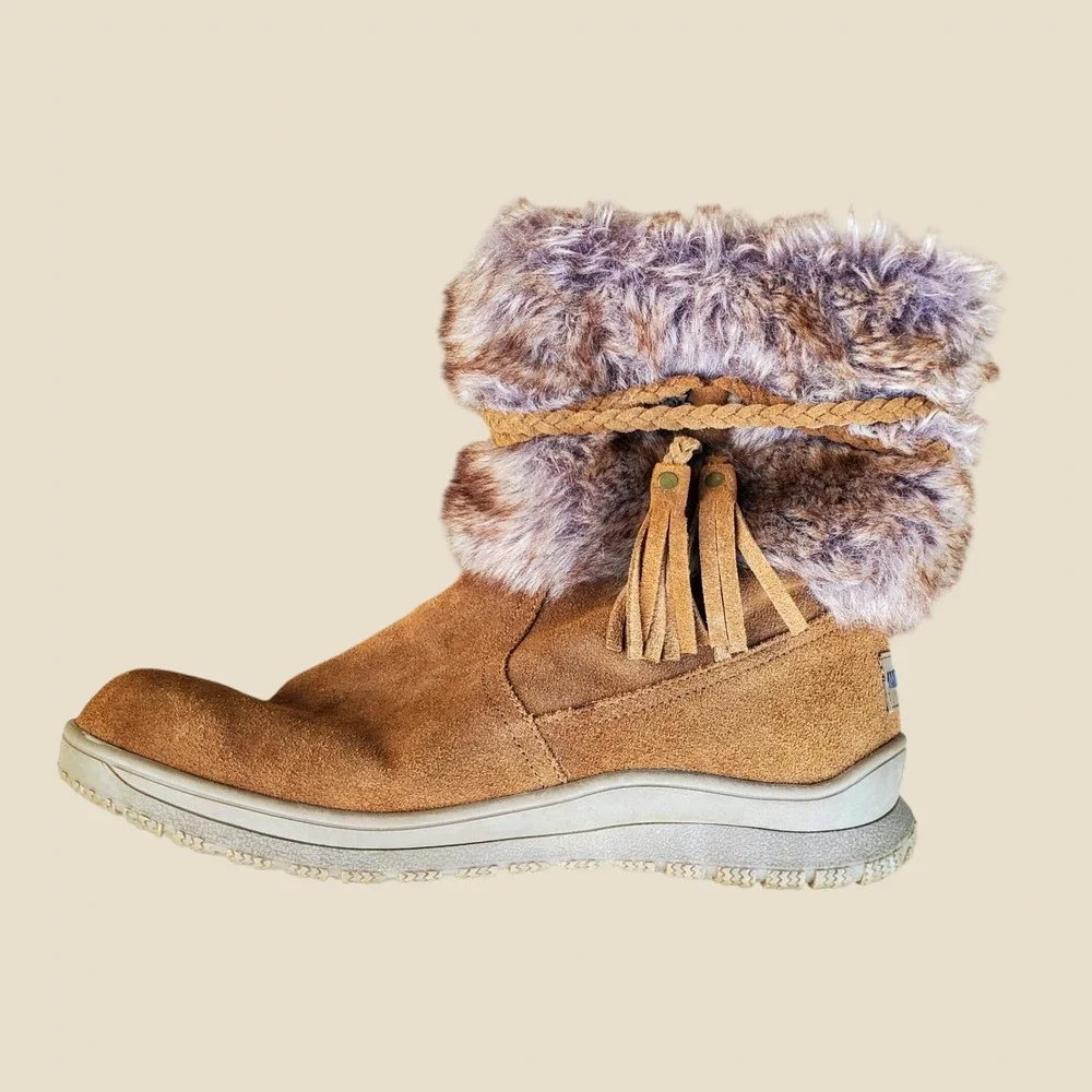 Minnetonka Womens 80083 Tan Suede Faux Fur Tassel Winter Boots Size 8M
